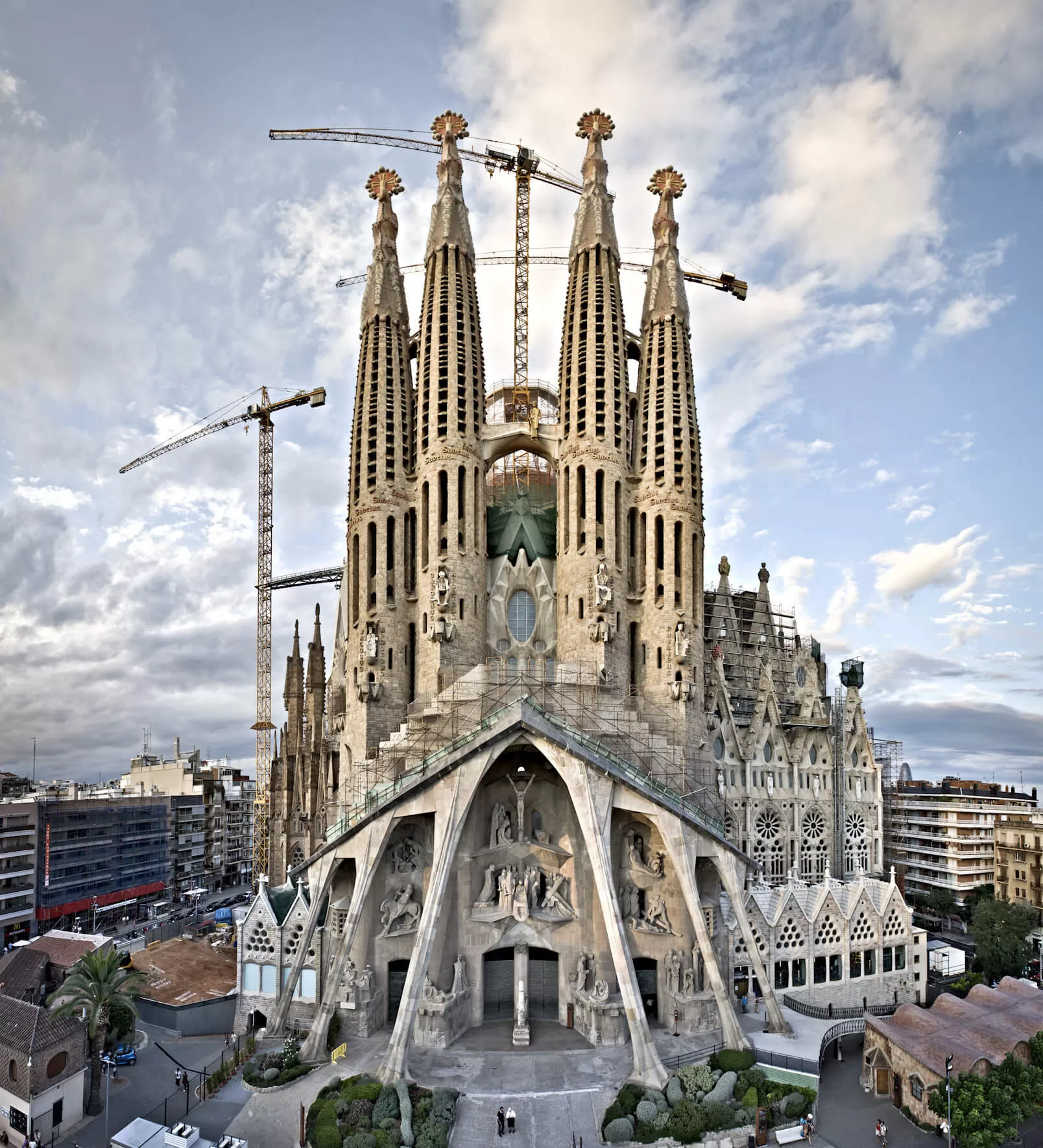 gaudi-buildings-barcelona-images-1 gaudi-buildings-barcelona-images-1