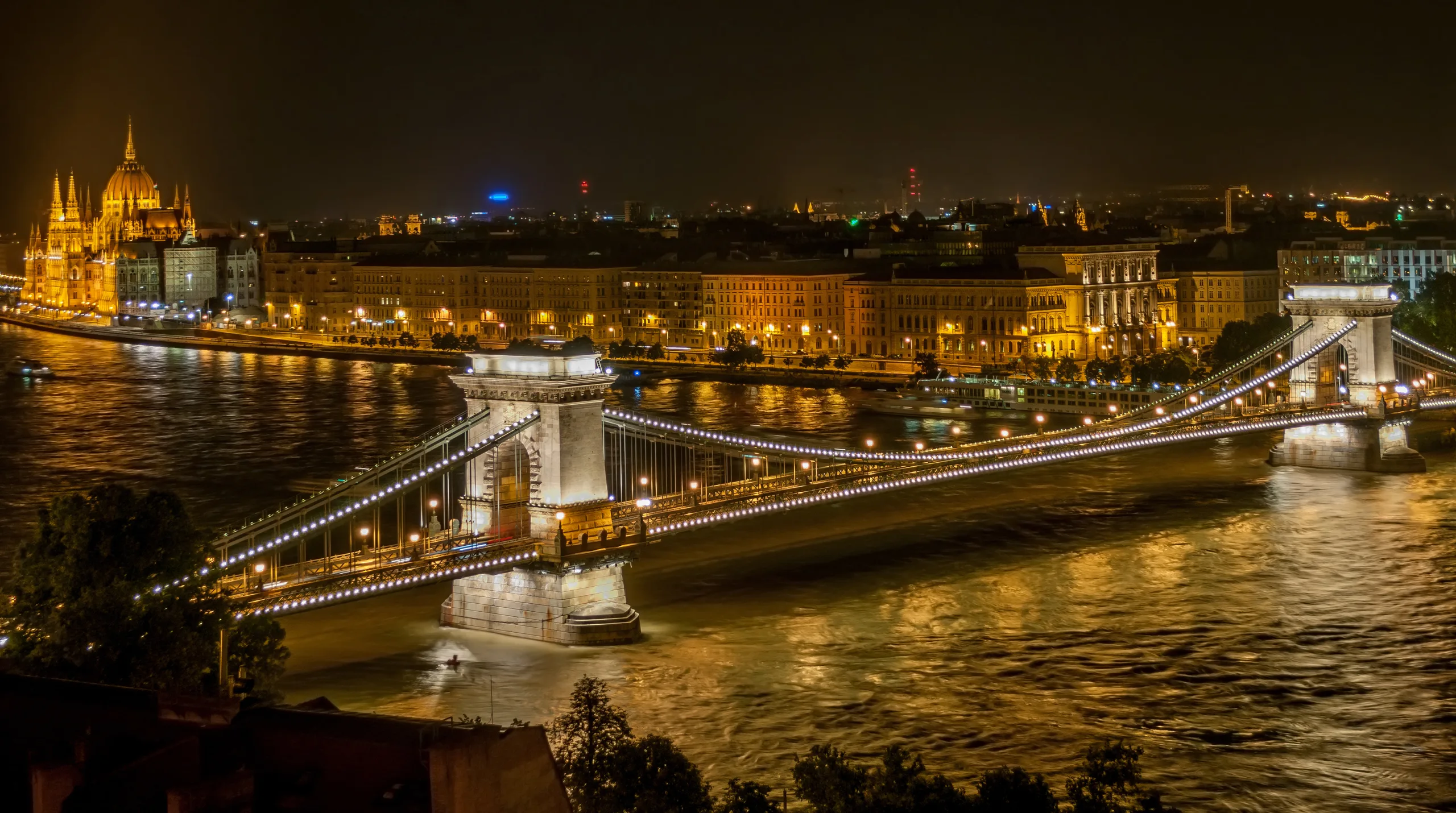Széchenyi_Chain_Bridge_in_Budapest_at_night